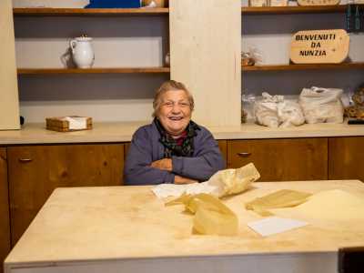 Nunzia ci invita nel suo sottano, dove facciamo anche la conoscenza della madre Franca Fiore, la quale nonostante i suoi 92 anni continua a preparare le orecchiette assieme alla figlia